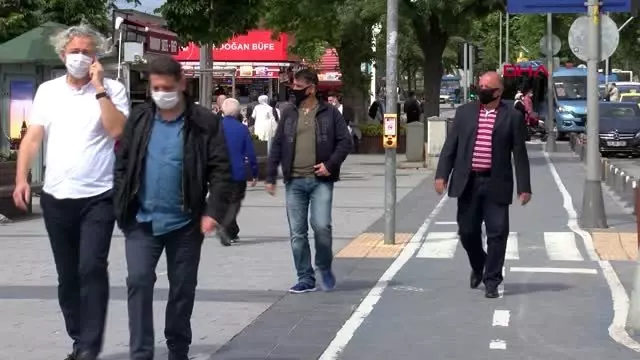 KONTROLLÜ NORMAL HAYATIN İLK GÜNÜNDE ÜSKÜDAR SAHİLİNDE BALIK TUTTULAR