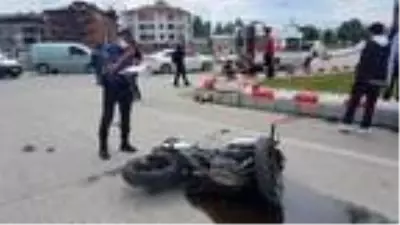 Köpeğe çarpmamak için manevra yapan sürücü, motosikletin devrilmesiyle yaralandı Köpeğe çarpmamak için manevra yapan sürücü, motosikletin devrilmesiyle yaralandı