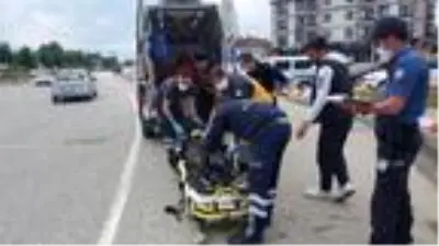 Köpeğe çarpmamak için manevra yapan sürücü, motosikletin devrilmesiyle yaralandı Köpeğe çarpmamak için manevra yapan sürücü, motosikletin devrilmesiyle yaralandı