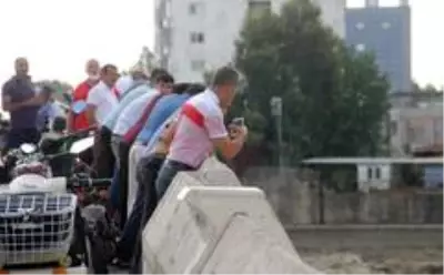 Köprüden düşen kadını görmek isteyen maskesiz vatandaşlar sosyal mesafeyi unuttu Köprüden düşen kadını görmek isteyen maskesiz vatandaşlar sosyal mesafeyi unuttu