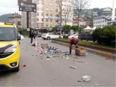 Malları dökülen esnafın imdadına vatandaşlar koştu