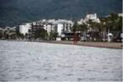 Marmaris'te yağmur ve rüzgar, deniz keyfine engel oldu