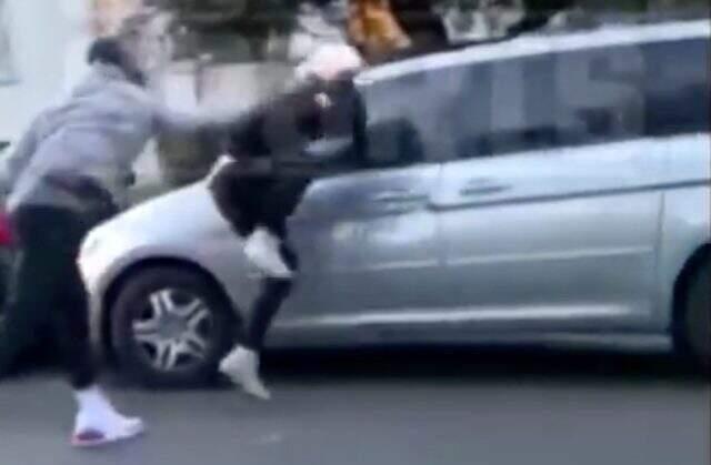 NBA oyuncusu JR Smith, ABD'deki protestolar esnasında aracının camını kıran kişiyi tekme tokat dövdü