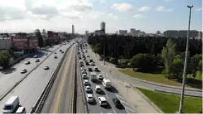Normalleşme sürecinin ilk mesai bitimde E-5'te yoğun trafik oluştu