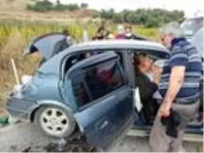 Otomobille kamyonet çarpıştı: 5 yaralı Otomobille kamyonet çarpıştı: 5 yaralı