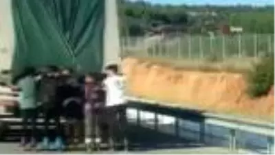 Patenci gençlerin çevre yolunda kamyon arkasında tehlikeli yolculuğu kamerada