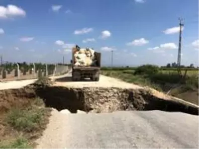 Patlayan su kanalı yolu göçürdü Patlayan su kanalı yolu göçürdü