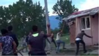 Polisi şehit eden zanlının evi taşlandı Polisi şehit eden zanlının evi taşlandı