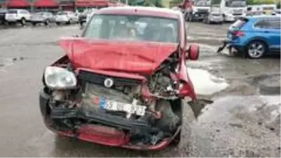 Samsun'da kamyonet kırmızı ışıkta otomobile çarptı: 4 yaralı