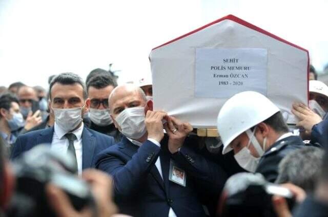 Şehit olan Narkotik polisi baba evine getirildi: Benim eşim kahramanca şehit oldu