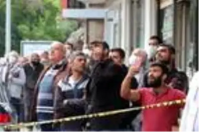 Sosyal mesafe kuralını unutup meraklı gözlerle intihar girişimini izlediler Sosyal mesafe kuralını unutup meraklı gözlerle intihar girişimini izlediler