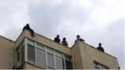 Sosyal mesafe kuralına unutup meraklı gözlerle intihar girişimini izlediler Sosyal mesafe kuralına unutup meraklı gözlerle intihar girişimini izlediler