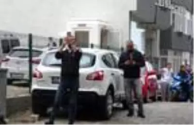 Sosyal mesafe kuralına unutup meraklı gözlerle intihar girişimini izlediler Sosyal mesafe kuralına unutup meraklı gözlerle intihar girişimini izlediler