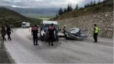 Tarım işçilerini taşıyan minibüs kaza yaptı: Biri 6 aylık bebek 2 kişi öldü, 8 kişi yaralandı Tarım işçilerini taşıyan minibüs kaza yaptı: Biri 6 aylık bebek 2 kişi öldü, 8 kişi yaralandı