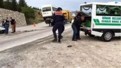 Tarım işçilerini taşıyan minibüs otomobil ile çarpıştı: 8 yaralı, 2 ölü Tarım işçilerini taşıyan minibüs otomobil ile çarpıştı: 8 yaralı, 2 ölü
