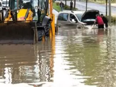 Tekirdağ'da şiddetli yağış araçlar suya gömüldü