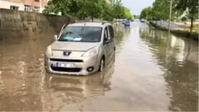 Tekirdağ'da şiddetli yağış: Araçlar suya gömüldü