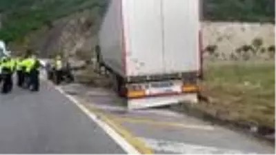 TIR ile traktör çarpıştı: 1 ağır yaralı TIR ile traktör çarpıştı: 1 ağır yaralı