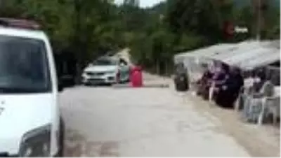 Tozdan bıkan mahalleli yolu ulaşıma kapattı Tozdan bıkan mahalleli yolu ulaşıma kapattı