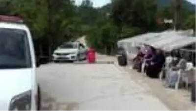 Tozdan bıkan mahalleli yolu ulaşıma kapattı Tozdan bıkan mahalleli yolu ulaşıma kapattı