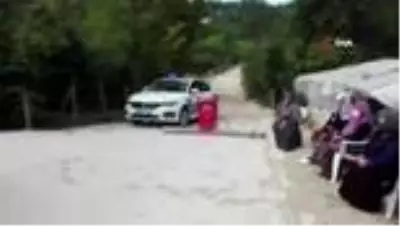 Tozdan bıkan mahalleli yolu ulaşıma kapattı Tozdan bıkan mahalleli yolu ulaşıma kapattı