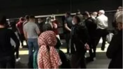Üsküdar-Çekmeköy hattında metro seferleri arıza nedeniyle bir süre durdu, yolcular isyan etti Üsküdar-Çekmeköy hattında metro seferleri arıza nedeniyle bir süre durdu, yolcular isyan etti