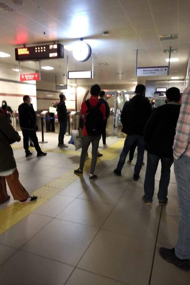 Üsküdar-Çekmeköy hattında metro seferleri arıza nedeniyle bir süre durdu, yolcular isyan etti Üsküdar-Çekmeköy hattında metro seferleri arıza nedeniyle bir süre durdu, yolcular isyan etti