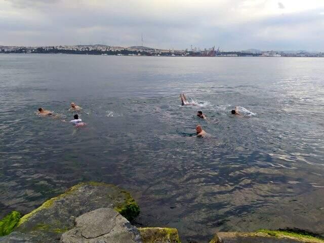 Yasakların kalkmasıyla sahile akın eden bir grup vatandaş denize girdi
