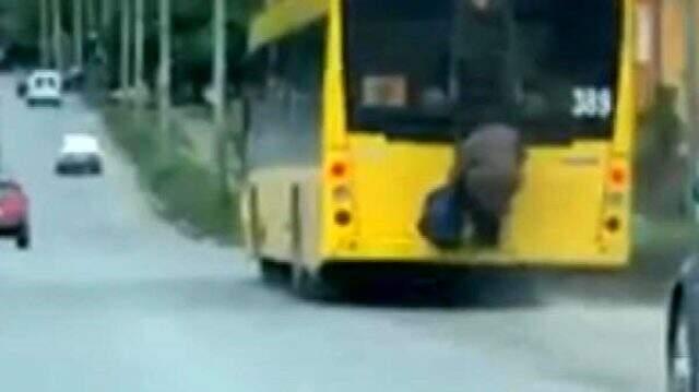 Yaşlı kadın, toplu taşıma sınırlamasına aracın arkasına tutunup yolculuk ederek meydan okudu