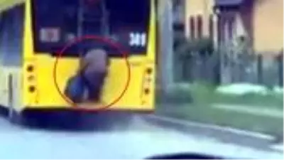 Yaşlı kadın, toplu taşıma sınırlamasına aracın arkasına tutunup yolculuk ederek meydan okudu