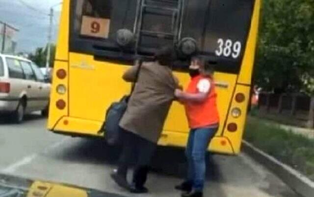 Yaşlı kadın, toplu taşıma sınırlamasına aracın arkasına tutunup yolculuk ederek meydan okudu