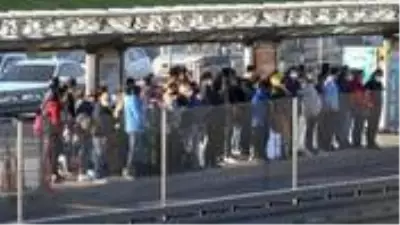 Yeni normalin ilk gününde metrobüs ve tramvay duraklarında tedirgin eden görüntü Yeni normalin ilk gününde metrobüs ve tramvay duraklarında tedirgin eden görüntü