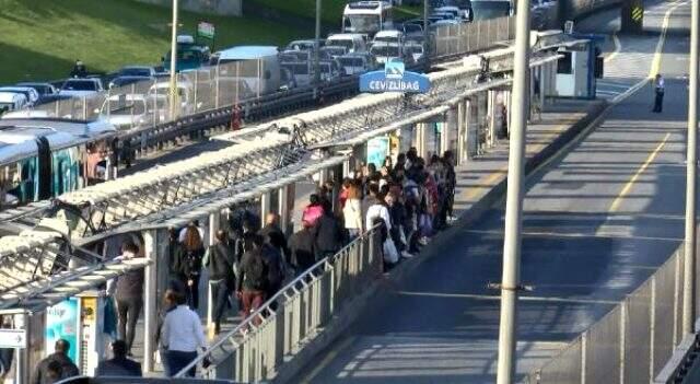 'Yeni normal'in ilk gününde metrobüs ve tramvay duraklarında tedirgin eden görüntü 'Yeni normal'in ilk gününde metrobüs ve tramvay duraklarında tedirgin eden görüntü