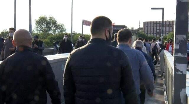 'Yeni normal'in ilk gününde metrobüs ve tramvay duraklarında tedirgin eden görüntü 'Yeni normal'in ilk gününde metrobüs ve tramvay duraklarında tedirgin eden görüntü