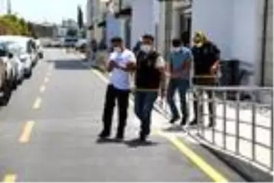 20 bin liralık altını saniyeler içinde çalan zanlılar, kadınlarla alem yapmaya gidince yakayı ele verdi 20 bin liralık altını saniyeler içinde çalan zanlılar, kadınlarla alem yapmaya gidince yakayı ele verdi