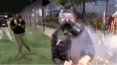 ABD'de göstericilere müdahale eden polisin attığı ses bombası canlı yayında kadın muhabire isabet etti ABD'de göstericilere müdahale eden polisin attığı ses bombası canlı yayında kadın muhabire isabet etti