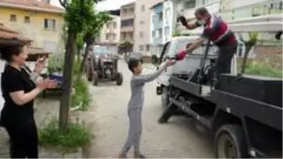 Ağaçta kalan dronu vefa ekibi kurtardı Ağaçta kalan dronu vefa ekibi kurtardı