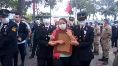 Antalya şehidini uğurluyor Antalya şehidini uğurluyor