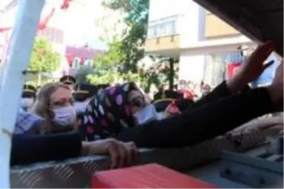 Antalya şehidini uğurluyor Antalya şehidini uğurluyor