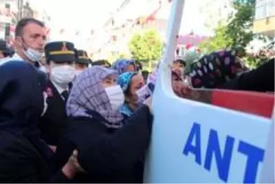 Antalya şehidini uğurluyor Antalya şehidini uğurluyor