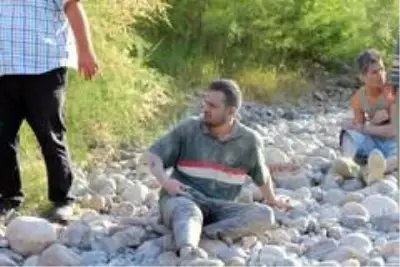 Kamyonet ve cip kafa kafaya çarpıştı! Araçlardan fırlayan yolcular çaya uçtu
