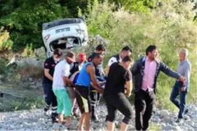 Kamyonet ve cip kafa kafaya çarpıştı! Araçlardan fırlayan yolcular çaya uçtu