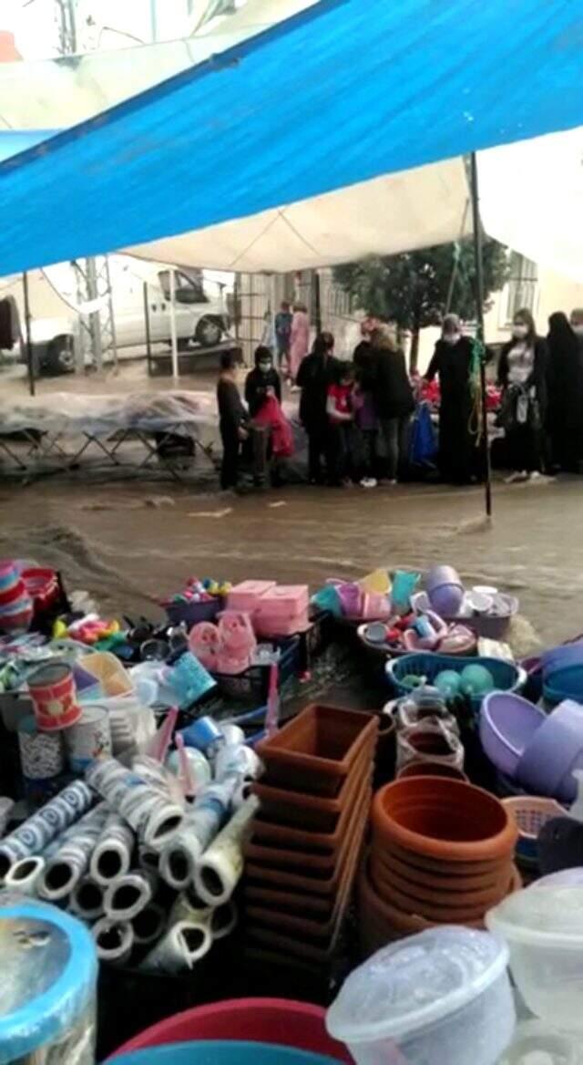 Arnavutköy'de semt pazarını su bastı Arnavutköy'de semt pazarını su bastı