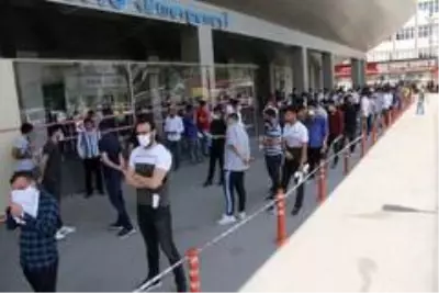 Son dakika haberi | Asker adaylarının korona testi kuyruğu Son dakika haberi | Asker adaylarının korona testi kuyruğu