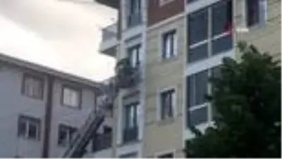 Balkona sıkışan güvercini itfaiye kurtardı
