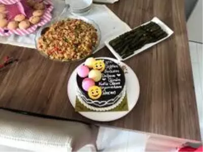 Burhaniye'de Şehit kızı Buğlem'e Kaymakam Öner'den yaş günü sürprizi Burhaniye'de Şehit kızı Buğlem'e Kaymakam Öner'den yaş günü sürprizi