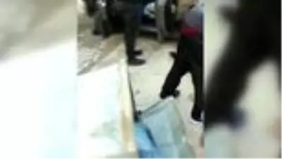 BURSA Kontrolden çıkan otomobil duvara çarptı: 3 yaralı BURSA Kontrolden çıkan otomobil duvara çarptı: 3 yaralı