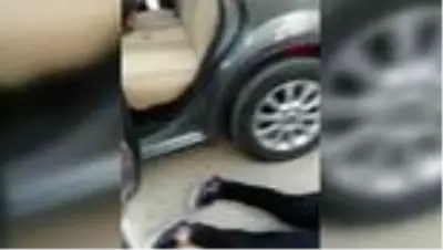 BURSA Kontrolden çıkan otomobil duvara çarptı: 3 yaralı BURSA Kontrolden çıkan otomobil duvara çarptı: 3 yaralı