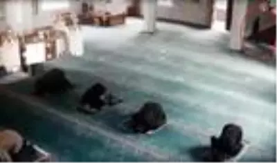 Cemaat sosyal mesafe kuralına uygun namaz kılarken, hırsız imamın telefonunu çaldı Cemaat sosyal mesafe kuralına uygun namaz kılarken, hırsız imamın telefonunu çaldı