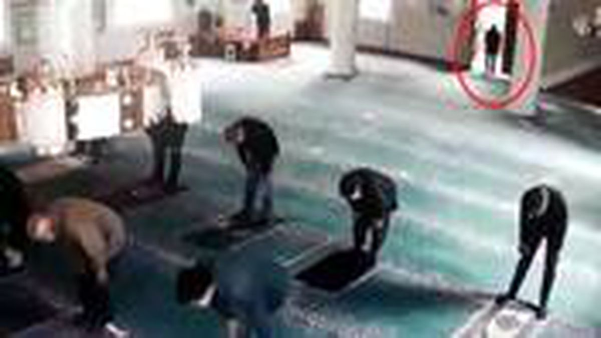 Cemaat sosyal mesafe kuralına uygun namaz kılarken, hırsız imamın telefonunu çaldı